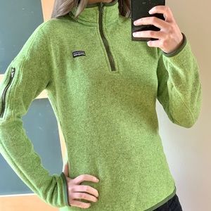 Patagonia women’s 1/4 zip in light green